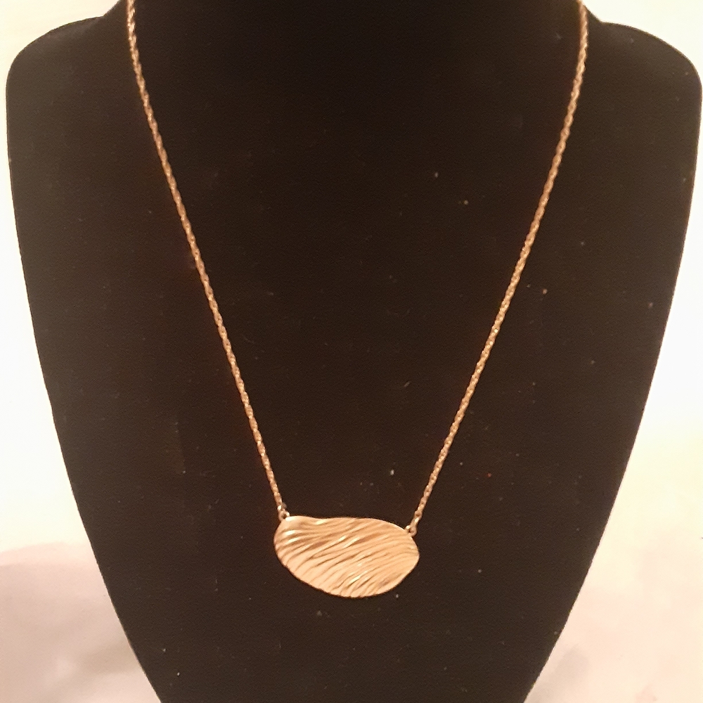 Elegant Gold Pendant Necklace